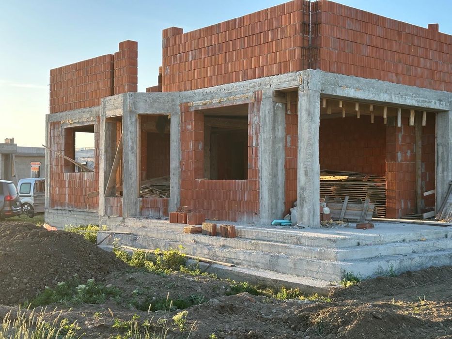 Vand casa cu mansarda la rosu +curent in Santandrei