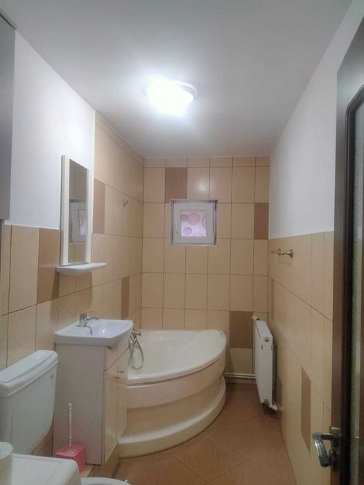 Închiriez garsonieră confort 1 in bloc de apartamente