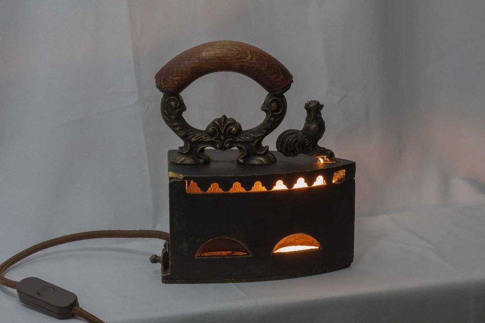 Старинна ютия - лампа