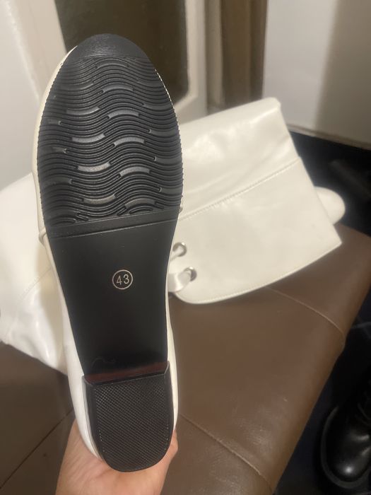 Много удобни бели ботушки чисто нови с връзки от горе