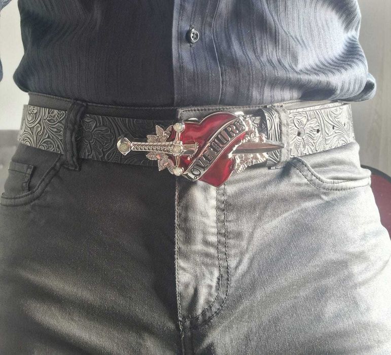 Curea cu cataramă. Curea de designer