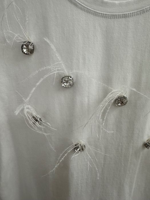 Бяла тениска с камъни и пера