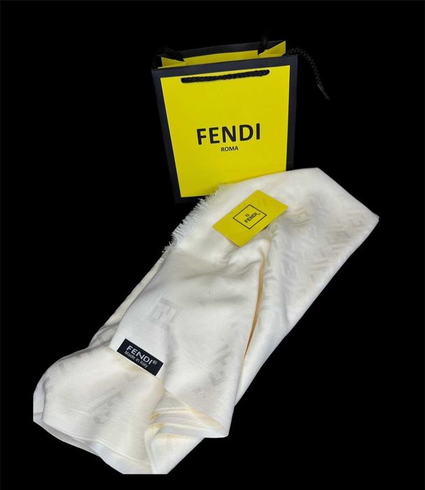 Fendi-Автентичен чисто нов дамски шал от коприна