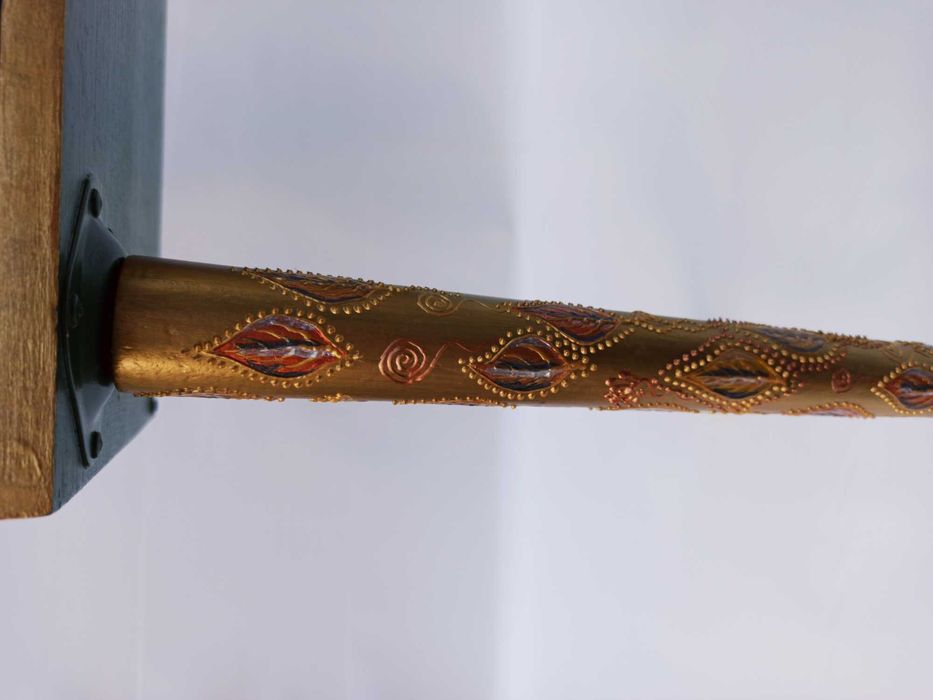 Малък скрин-шкаф, с чекмедже и ваза за сухи цветя.