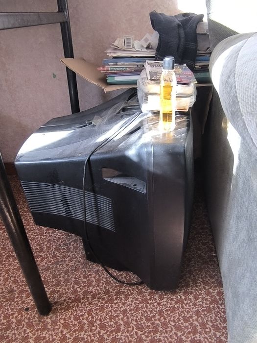 Телевизоры рабочие серый  2000 и черный 3500 Без  пульта