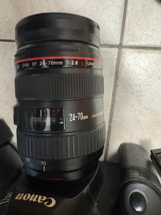 Фотоапарат Canon с два обектива Canon