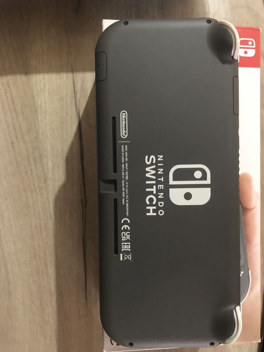 Nentenda Switch Kam foydalanilgan, mukammal holatda, qutida.