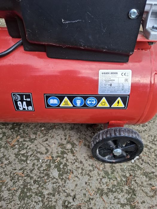 Монофазен бутален компресор Black & Decker