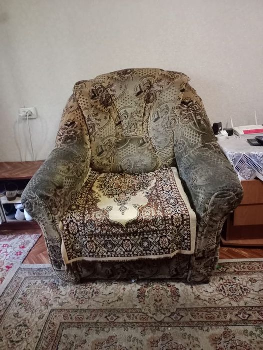 Отдам даром, диван угловой и кресло