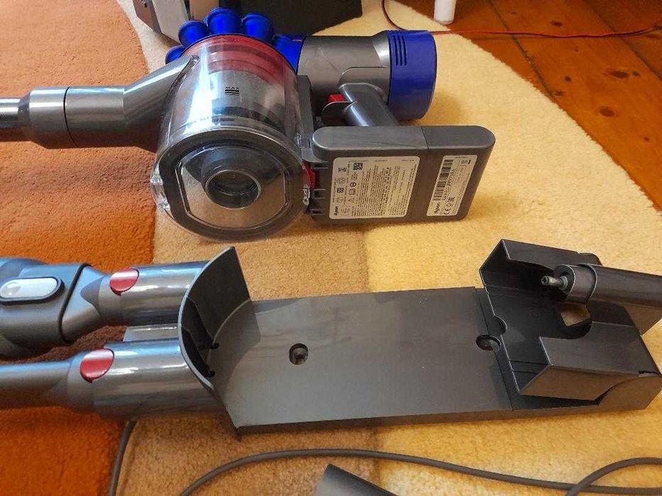 De vanzare aspirator Dyson V 8