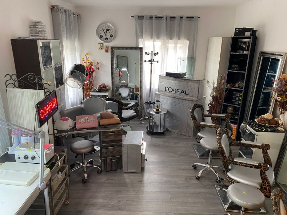 Masa manichiura/scaune/ oglinzi coafor