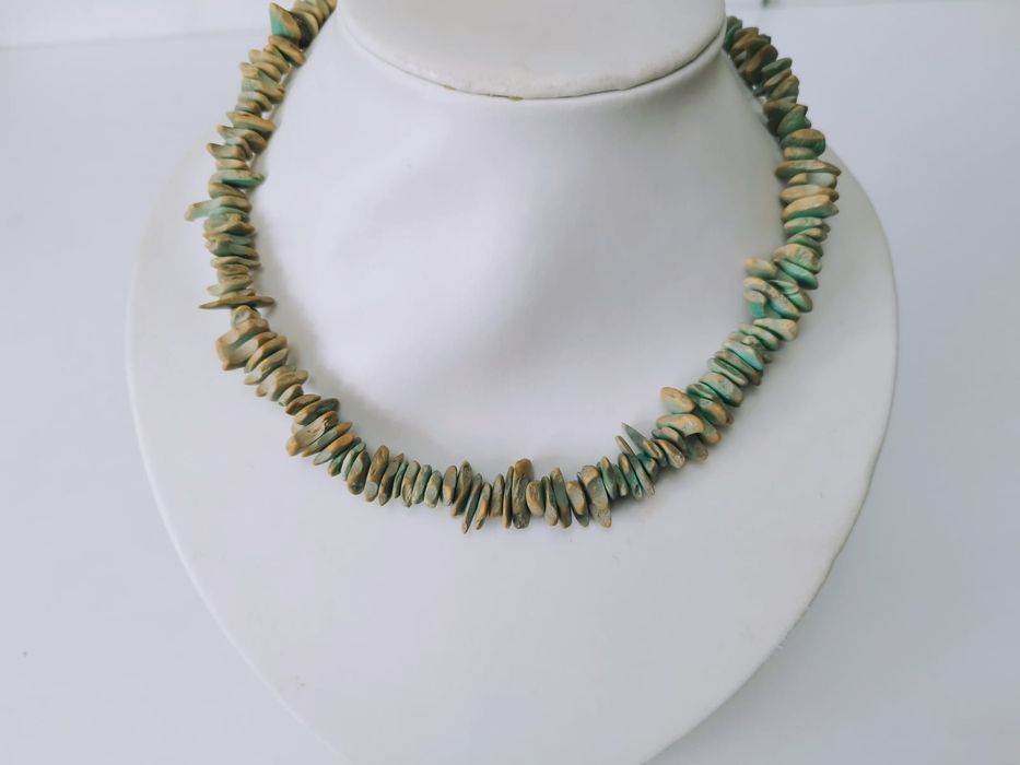 Colier turcoaz african din chipsuri de piatra howlit