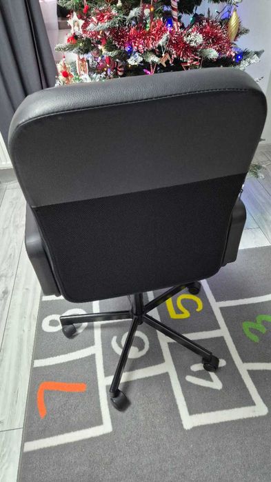 Scaun rotativ IKEA, Bomstad negru