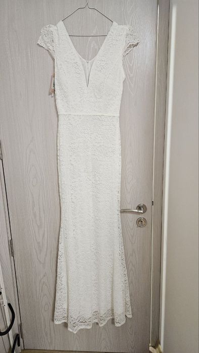 Бяла булчинска рокля по тялото, дантела