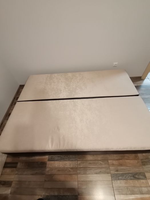 Продавам нов триместен разтегателен диван