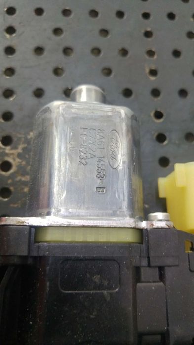 Motoras macara dreapta fata ford fiesta 6 cb1 ccn 8a6114553b 8a6114553bc