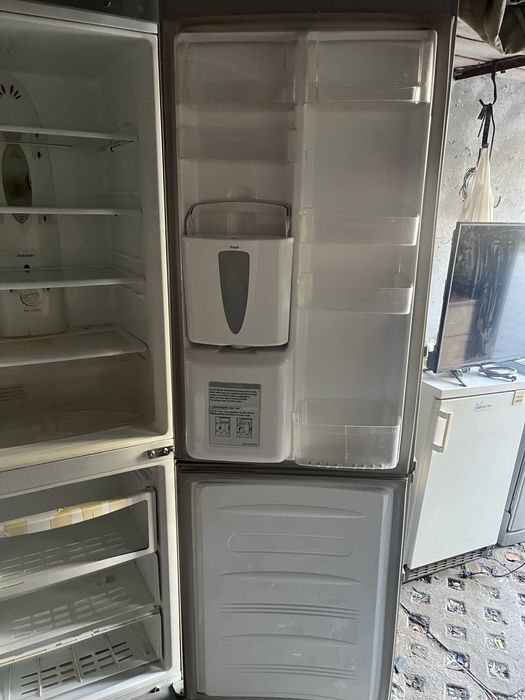 Хладилник с фризер и диспенсър LG No Frost