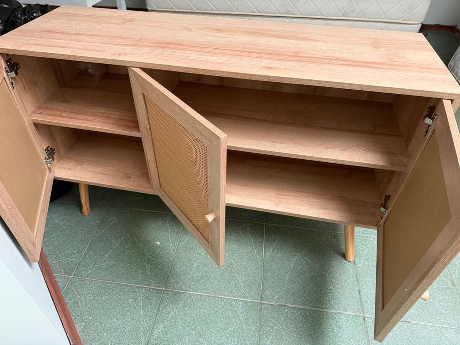 Бюфет 3 врати цвят топъл дъб не използван