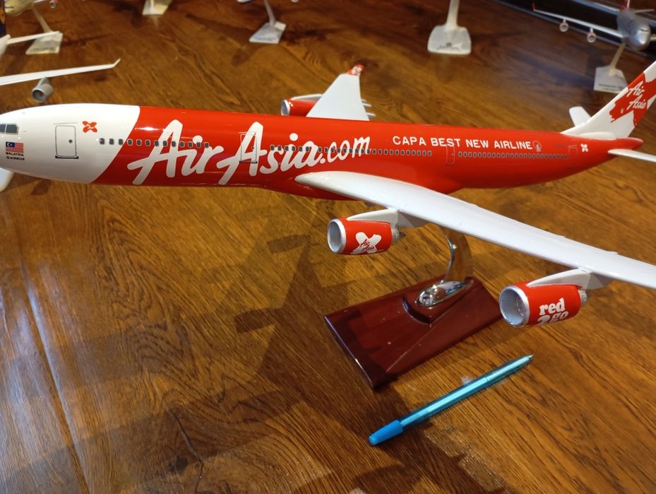 Модель самолёта из металла