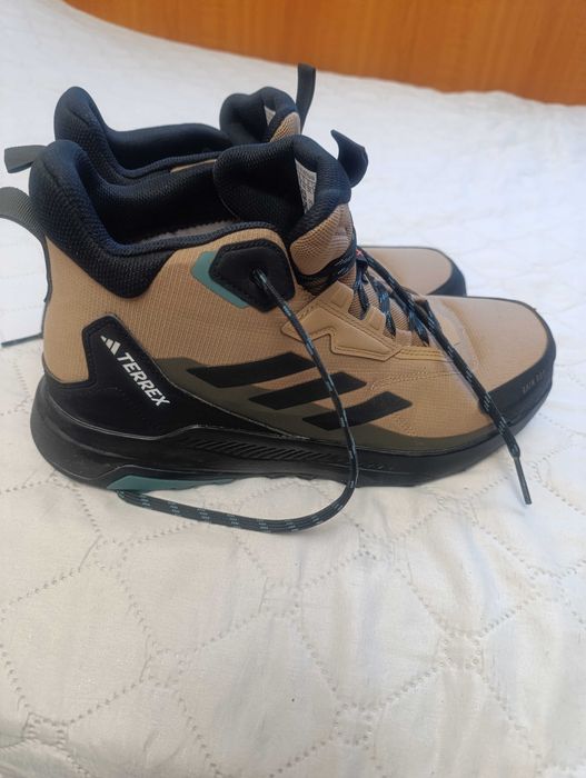 Почти нови   зимни  мъжки боти Adidas terrex
