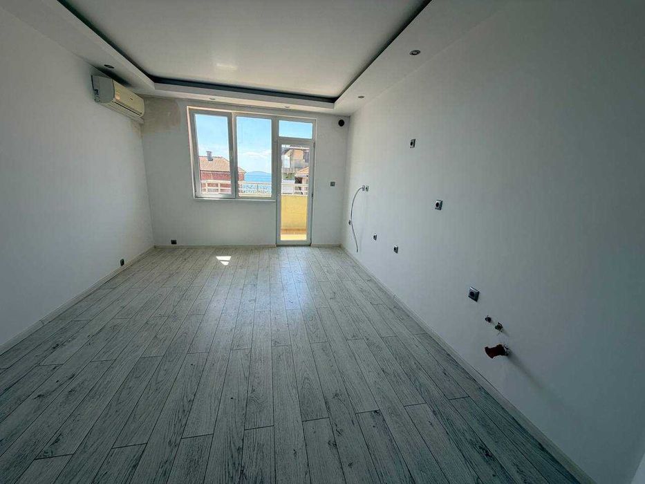 Продава се Тристаен апартамент в Поморие - 260 кв.м за 391 €/кв.м - Снимка #1