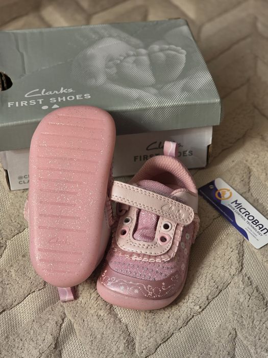 Нови бебешки обувки на Clarks - first shoes, номер 19
Цена: 40 €