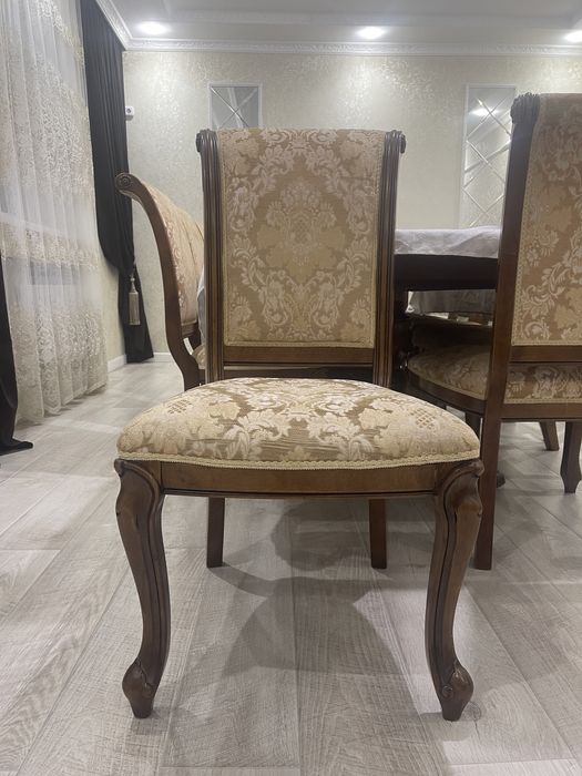 Продам гостиный стол со стульями