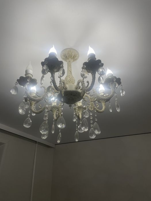 Продаю ковер 3/4 и люстру.