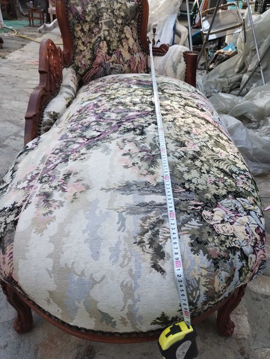 диван -лежанка с табуретка с декоративна възглавница