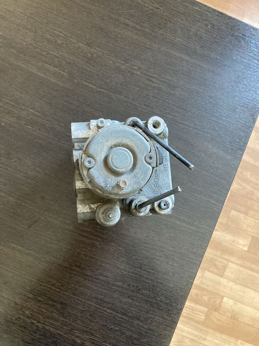 Блок АБС ауди А6 1994 год обьем 2.6,2.8