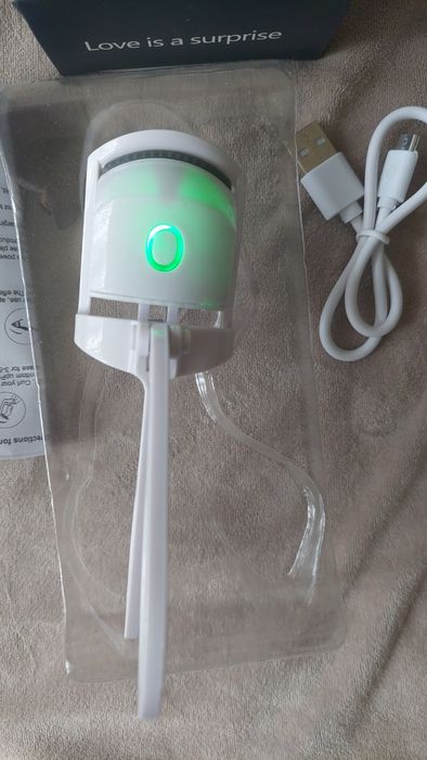 Електрическа извивачка за мигли