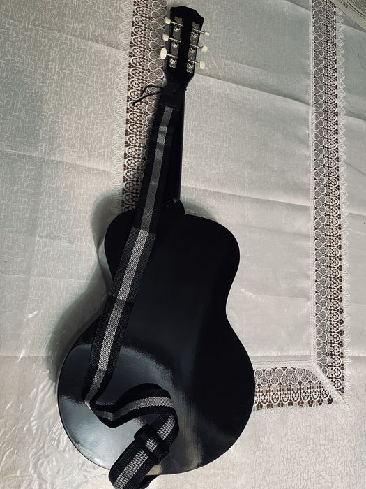 Продаётся  акустическая гитара(38 размер)