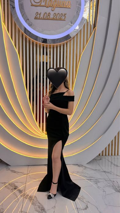 чёрное платье с разрезом