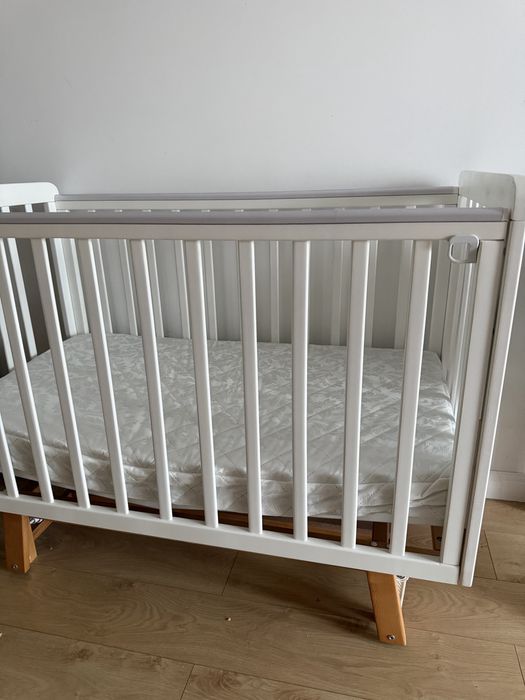 Продам детскую кровать с маятником, матрас в комлпекте