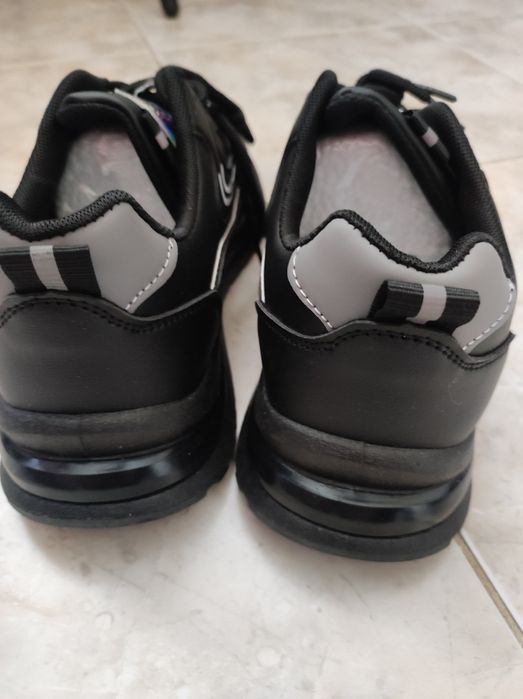 Кроссовки новые.