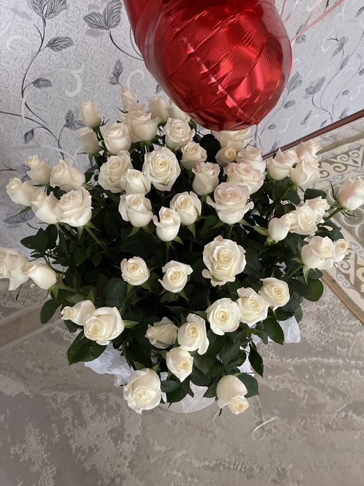 Цветы и шарики.