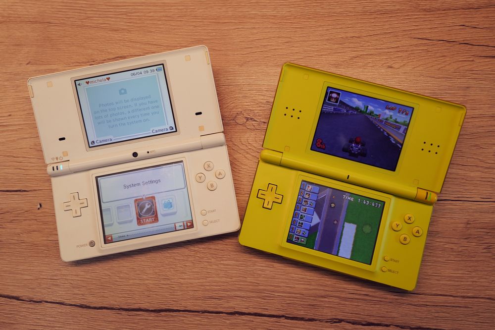 Consola portabila Nintendo Alb Ds i si DS Lite Green modat cu card R4