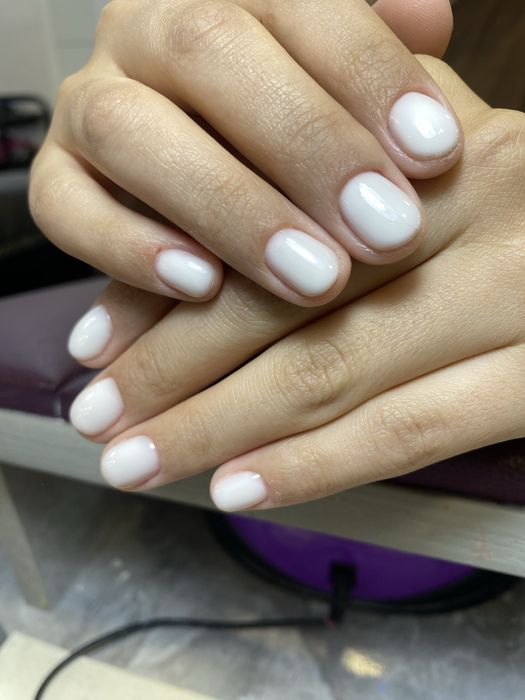 Наращивание ресниц и маникюр