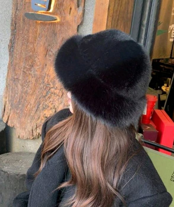 Черна мека шапка