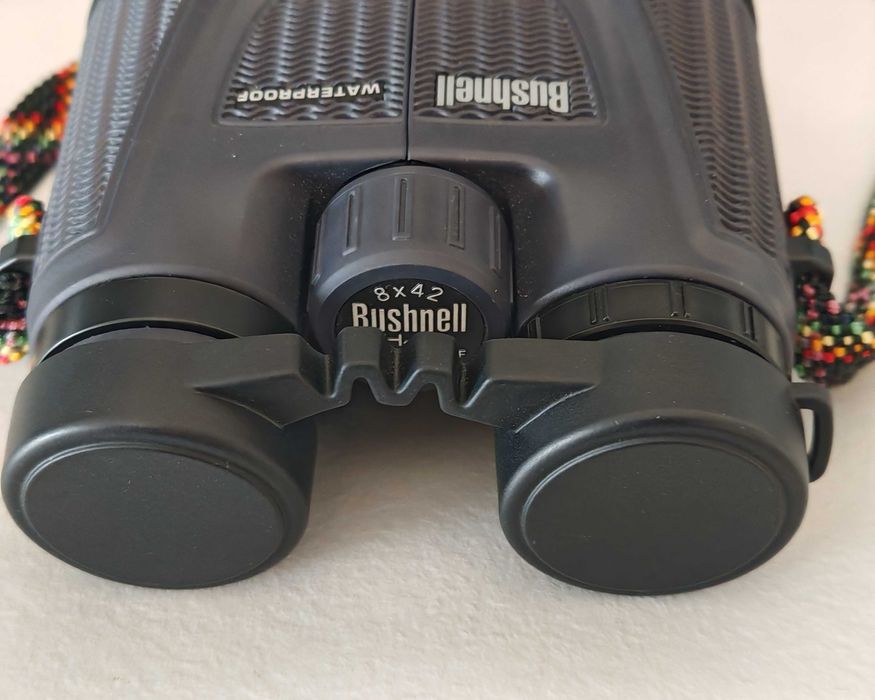 Binoclu Bushnell 8x42 Waterproof.