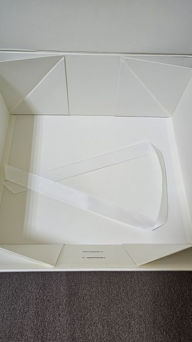 Продам подарочные коробки белые