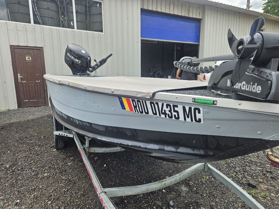 Vând ansamblu barcă din aluminiu model Canadian 445