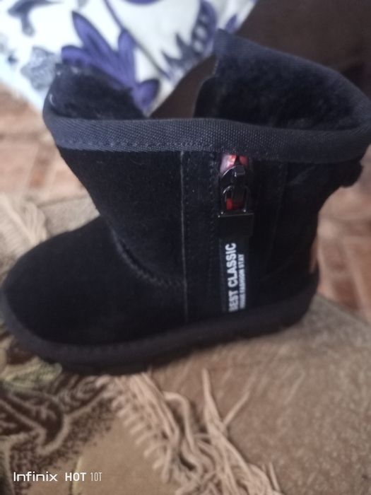 Продам уги на мальчика новые.