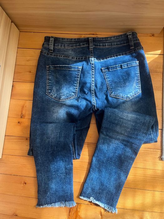 Дамски дънки с камъчета и дантела  по крачолите.