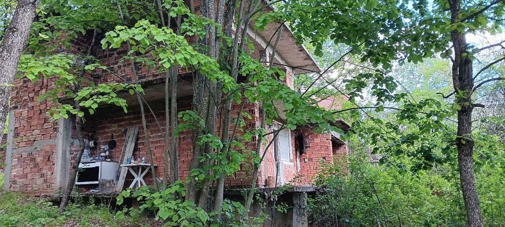 Имот 3 дка срещу яз. Сопот • Урбанизиран парцел + къща