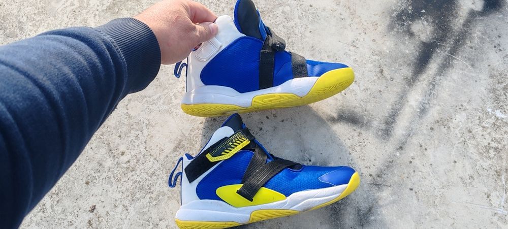 Adidasi baschet Tarmak marimea 36 fete copii baieti