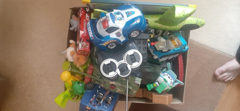 Продам коробку игрушек