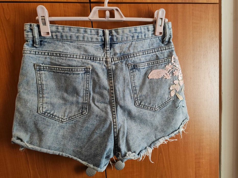 Къси панталони с апликация