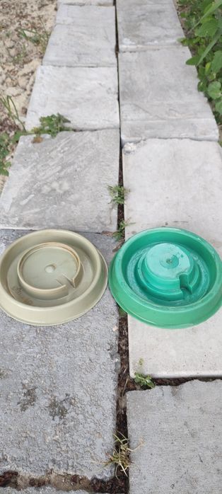 Поилки и кормушки.