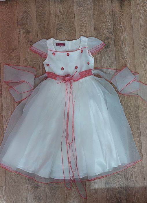 Детское нарядное платье размер  140